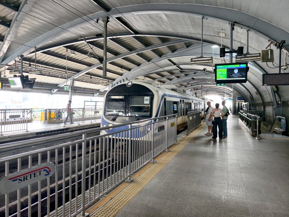 曼谷搭乘機場快線與BTS電車月台
