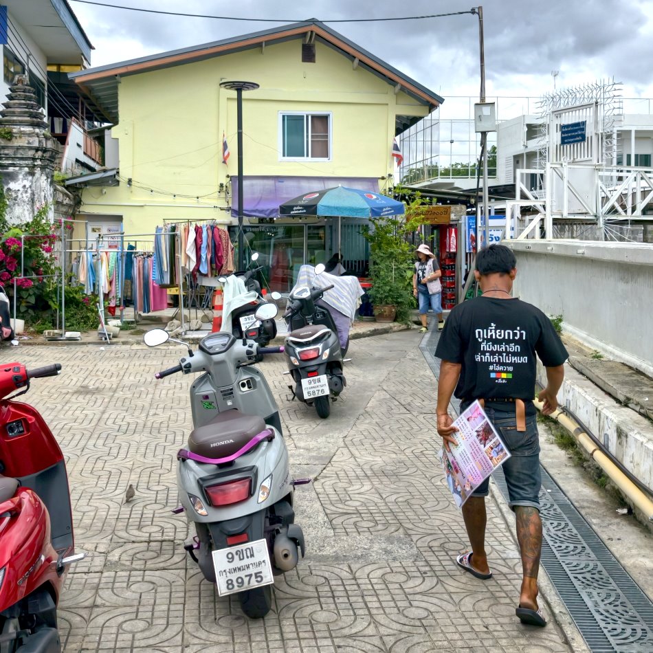 跟隨工作人員前往碼頭右側泰服租借巷弄