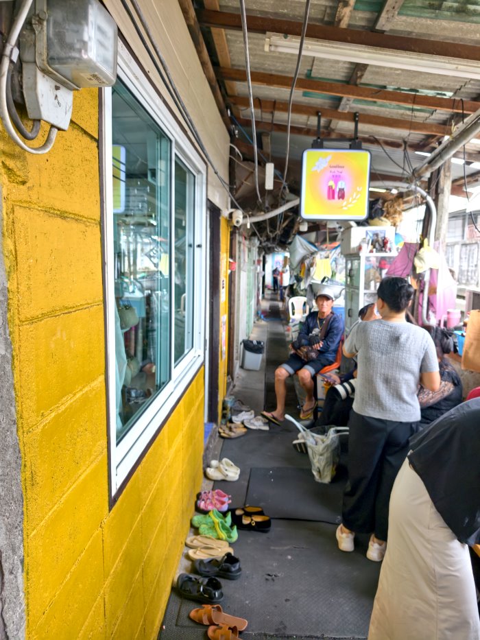 亮黃色泰服店外觀與等候走廊
