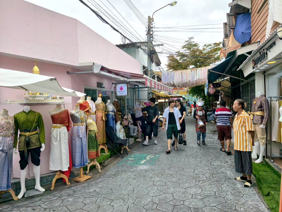 鄭王廟西側Wang Doem路泰服街店家展示