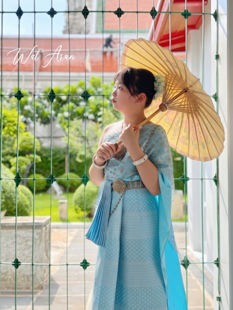 利用迴廊拱門與油紙傘拍攝水藍泰服少女