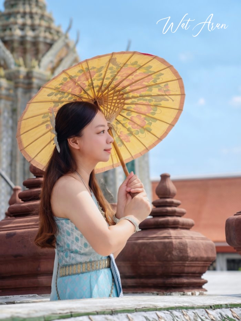 媽媽撐黃色油紙傘氣質泰服個人照