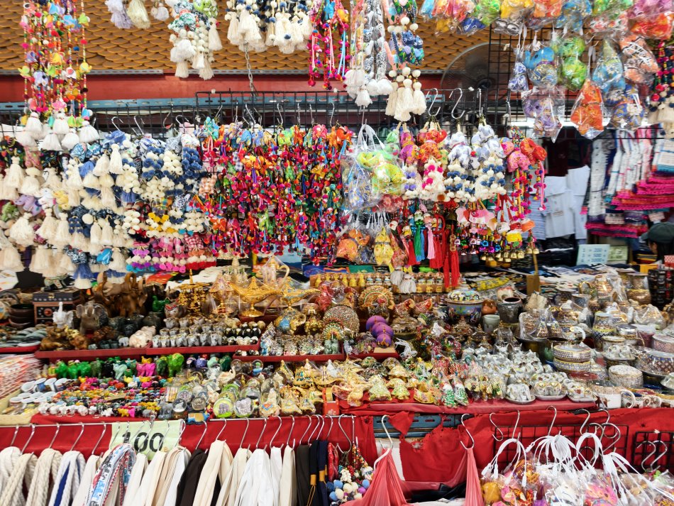 市集內琳瑯滿目的泰國手工藝品與神象吊飾