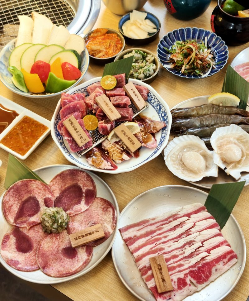 附有木質標籤辨識部位的特選牛肉拼盤