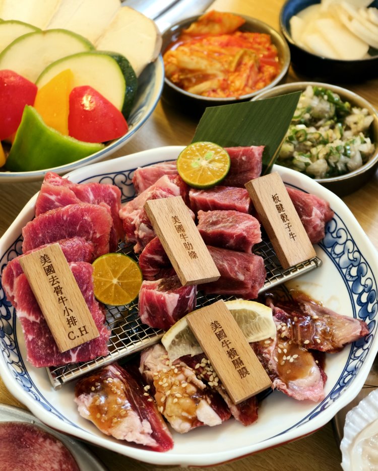 全家人在舒適卡座沙發享受豚兵衛燒肉