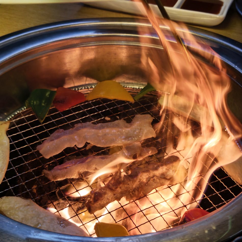蔥油雞腿便當與月見雞肉飯主食