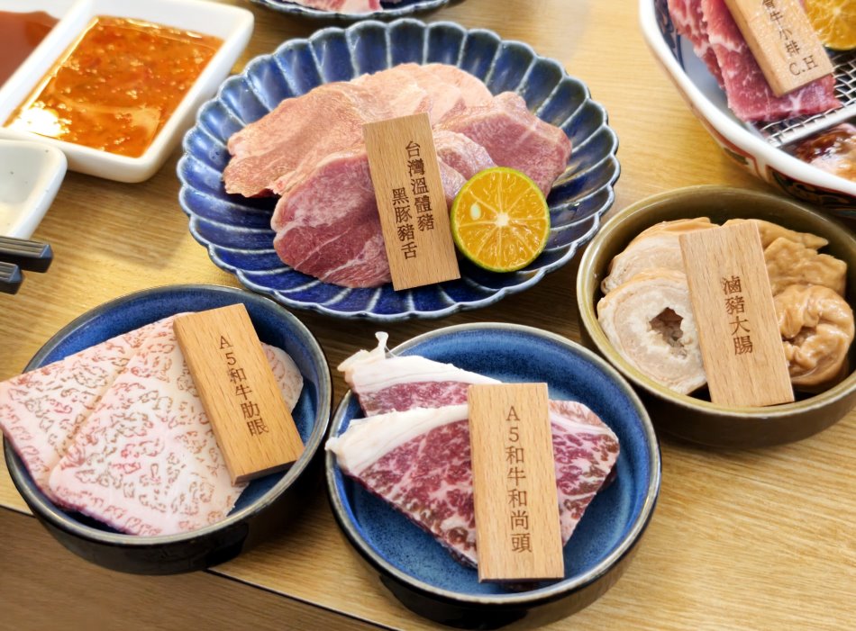 炭烤厚切肉片肉汁飽滿帶有微焦香氣
