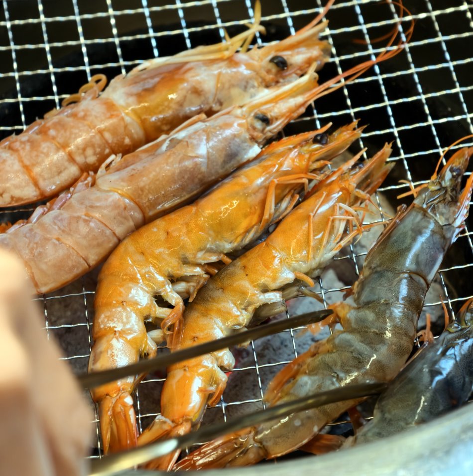 烤好的肥秋蝦與肉片裝碗準備開動