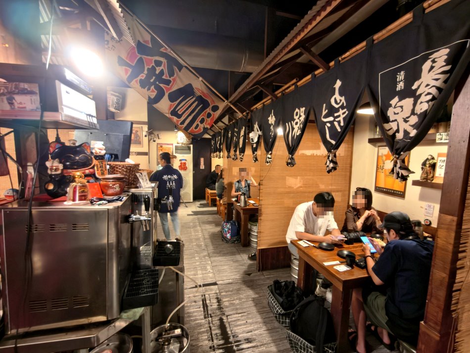 林北烤好店內日式布簾與熱絡的用餐包廂走道