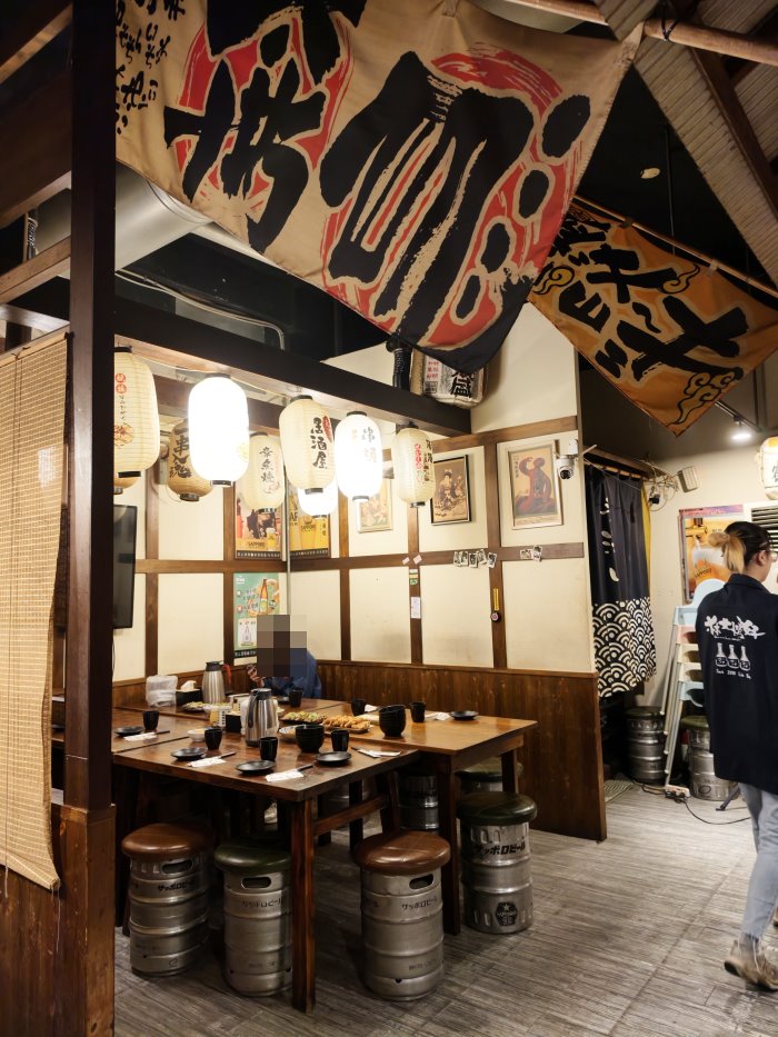 林北烤好串燒居酒屋寬敞包廂座位區與日式燈籠佈置