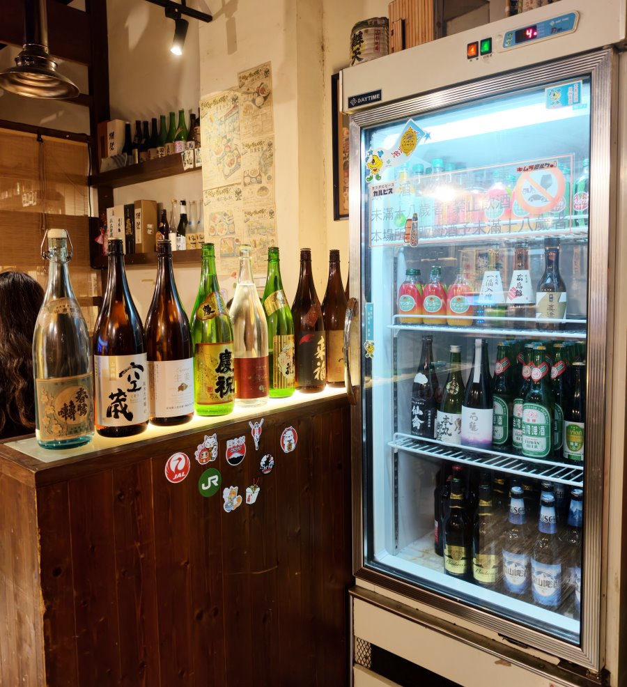 林北烤好店內展示的多款日本清酒地酒與特色飲品冷藏櫃