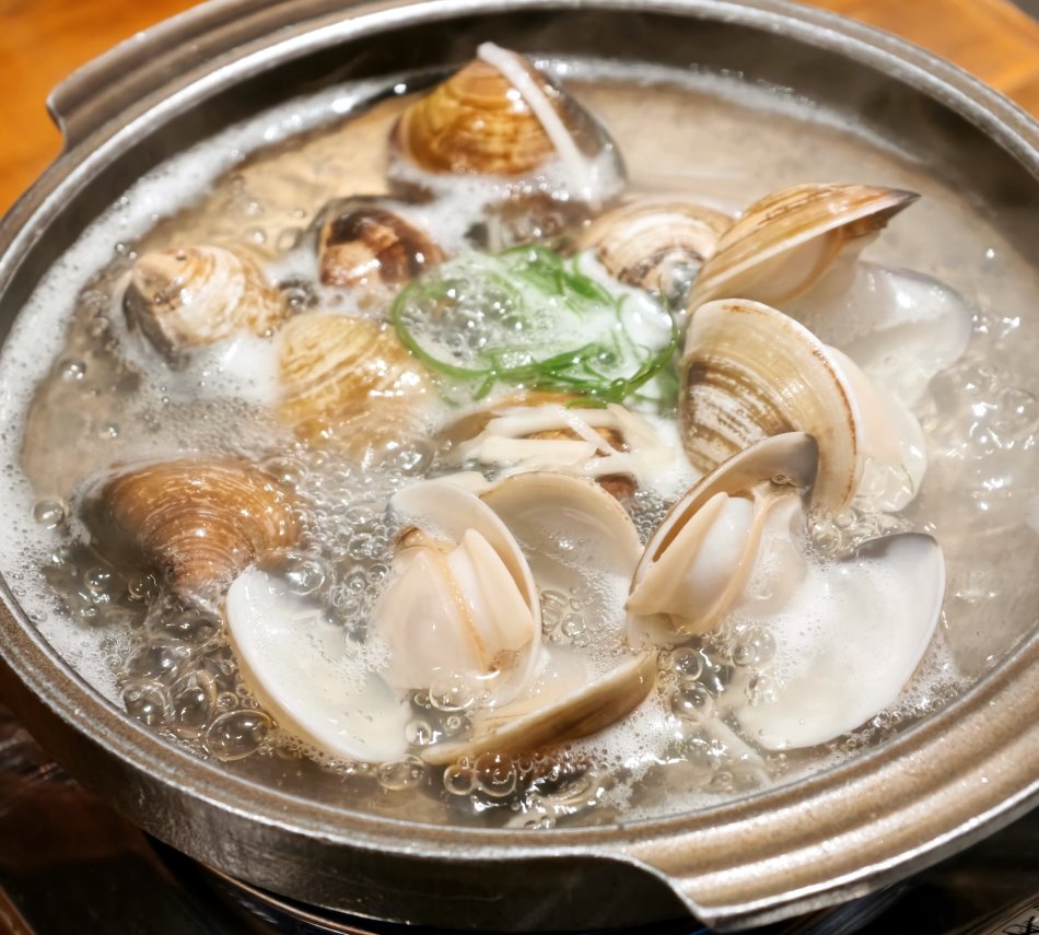 鍋內顆顆飽滿多汁且鮮甜的酒蒸蛤蜊特寫