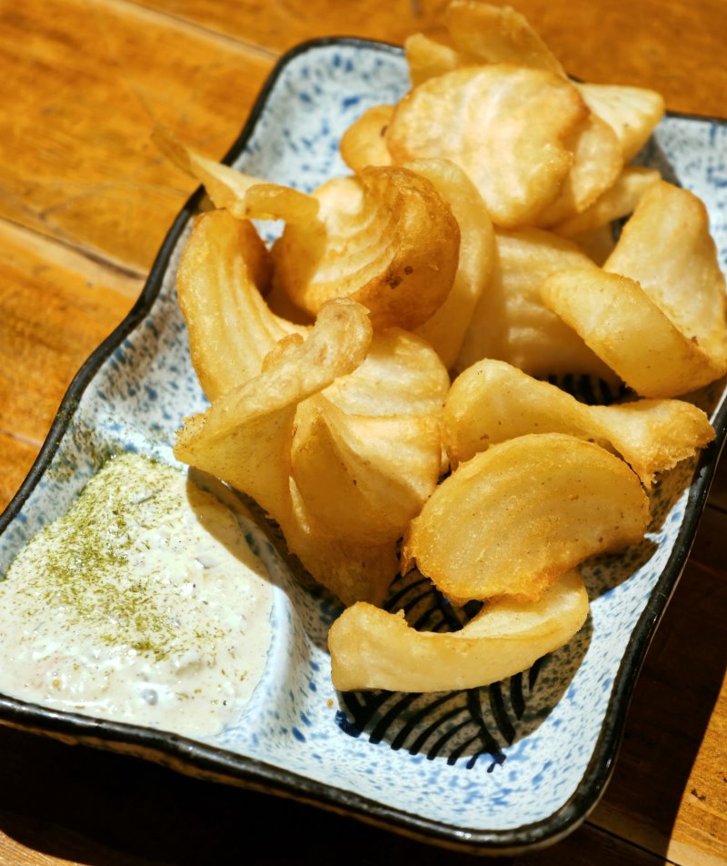 金黃酥脆的波浪酥炸翹翹薯佐塔塔醬