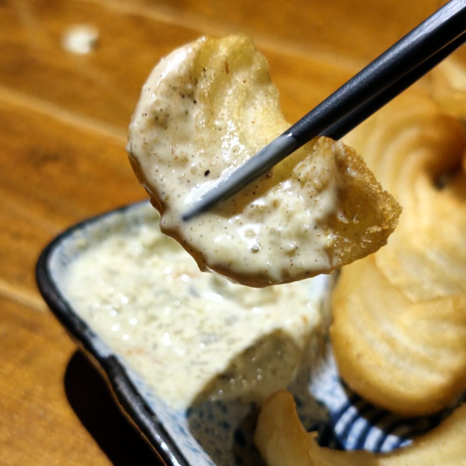 筷子夾起酥脆翹翹薯沾滿特製塔塔醬特寫