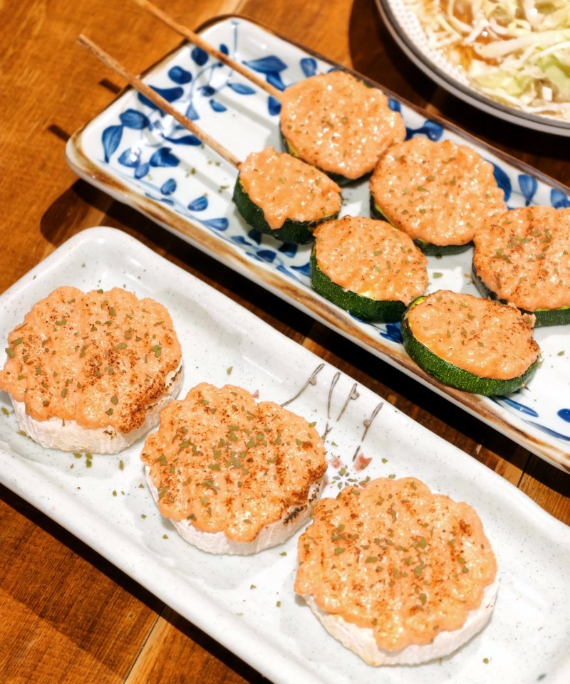 厚鋪炙燒明太子醬的櫛瓜串與明太子山藥拼盤