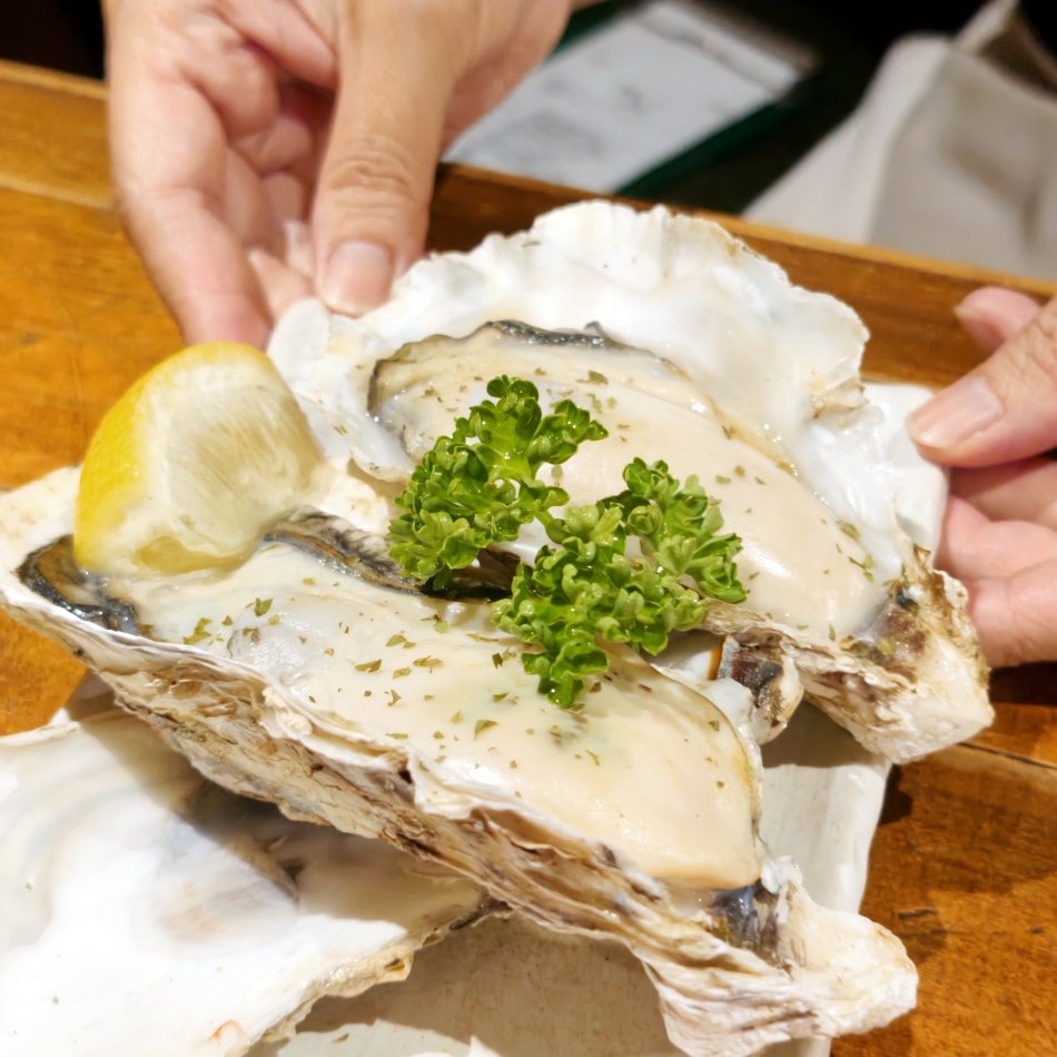 筷子夾起大把鑊氣十足的松阪肉炒水蓮