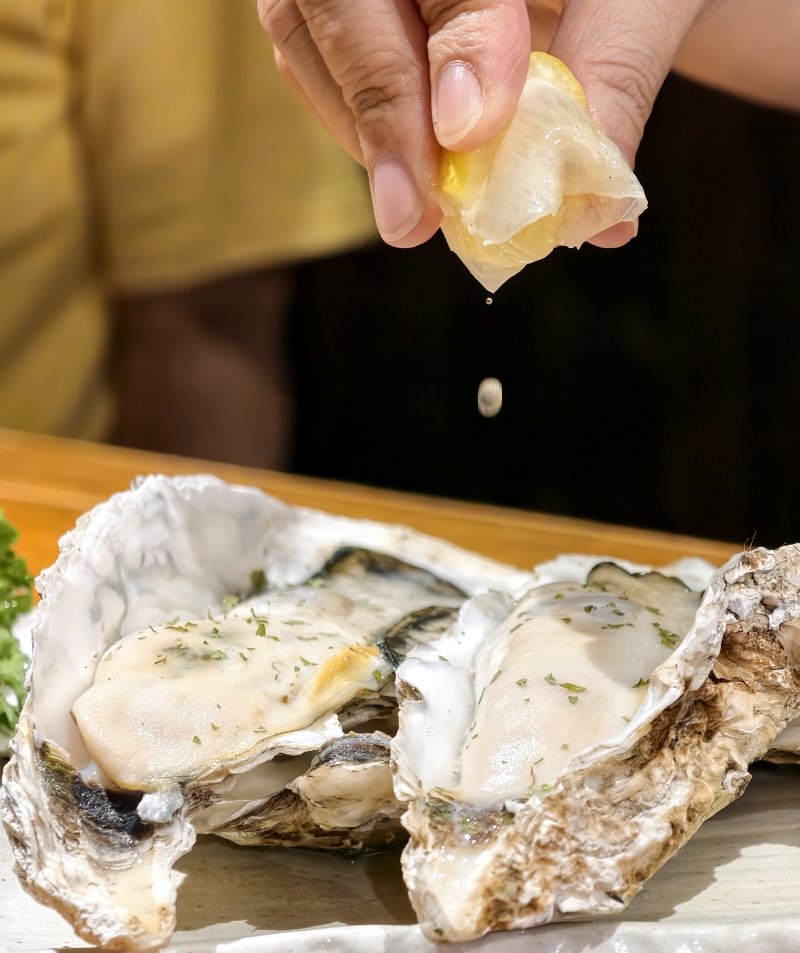 超大顆飽滿多汁的新鮮生蠔附檸檬角