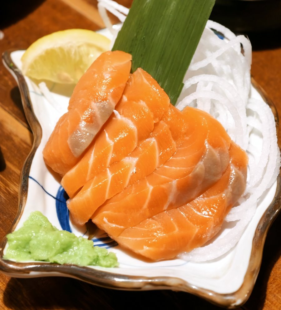 外酥內嫩的唐揚炸雞沾取特製沾醬特寫