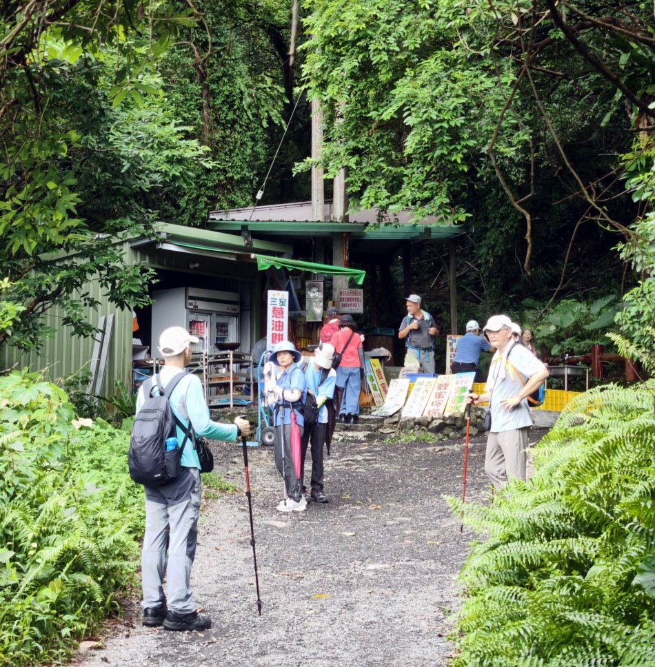 猴洞坑瀑布步道入口處的小舖與登山山友