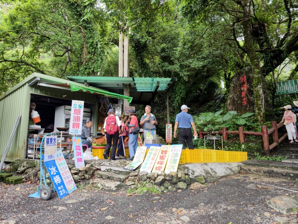 猴洞坑步道入口販售現煎三星蔥油餅與古早味冰棒的在地小攤