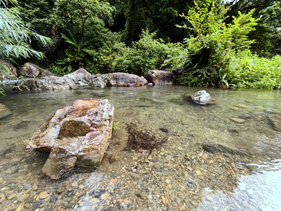 隱藏版淺水區清澈如鏡的水面與水底細石