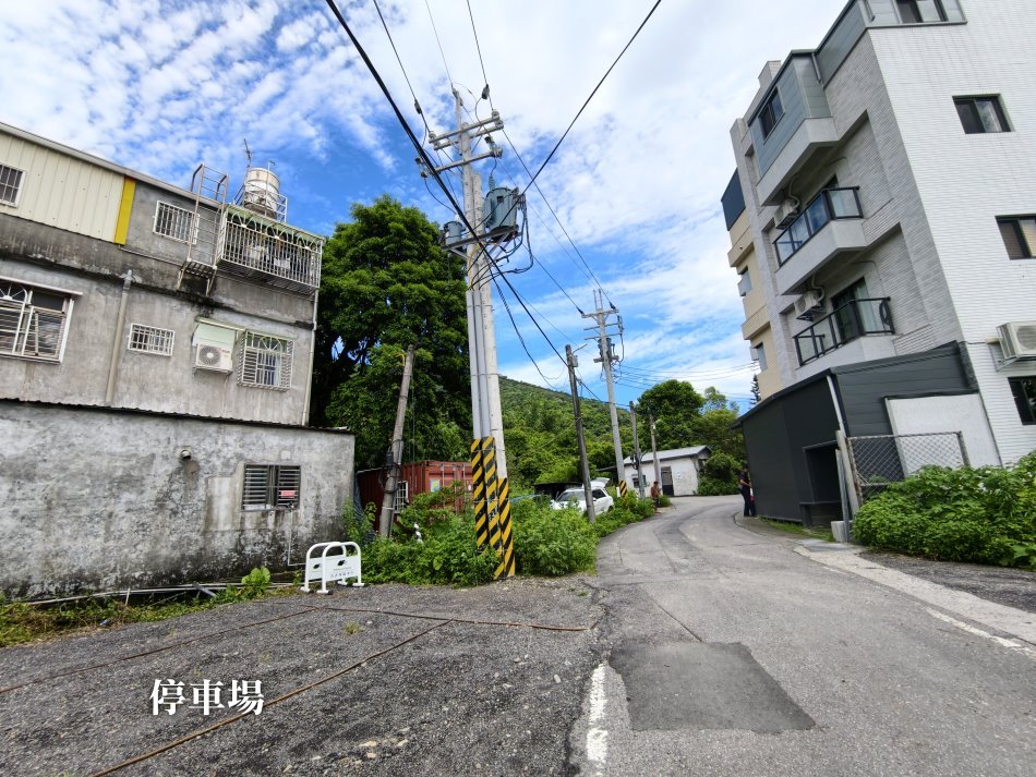 那裡附近 專屬平面停車場與周邊巷弄環境