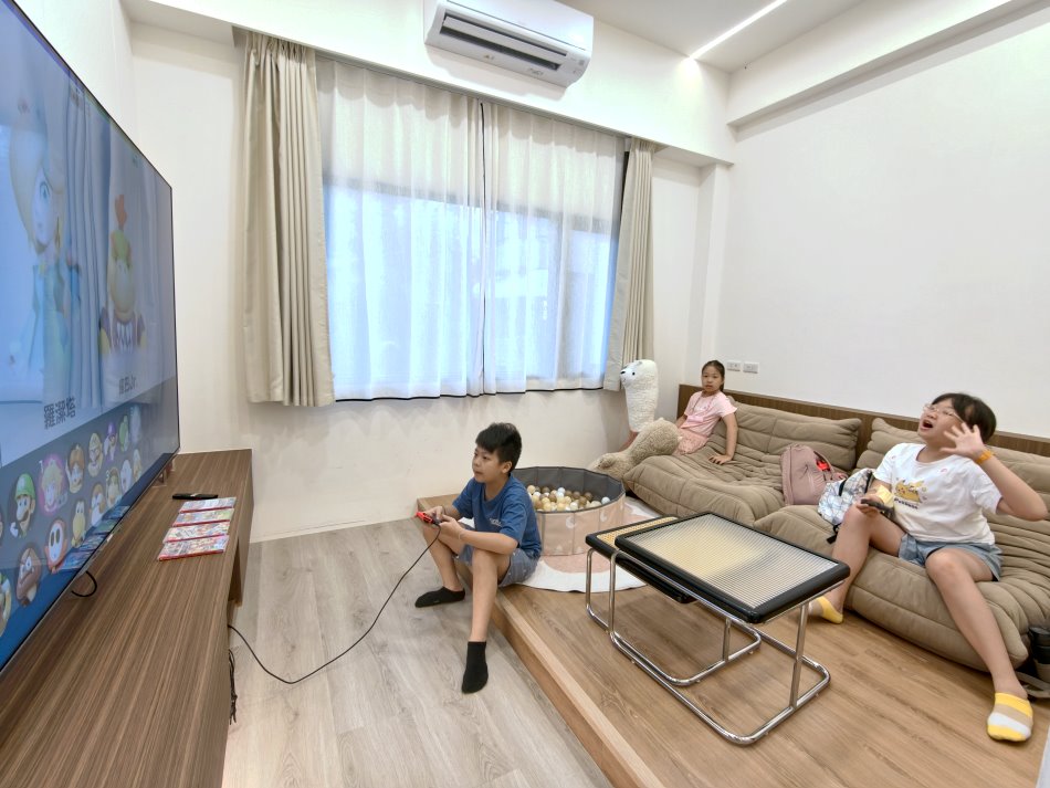那裡附近 1樓客廳 大螢幕電視與Switch遊戲區