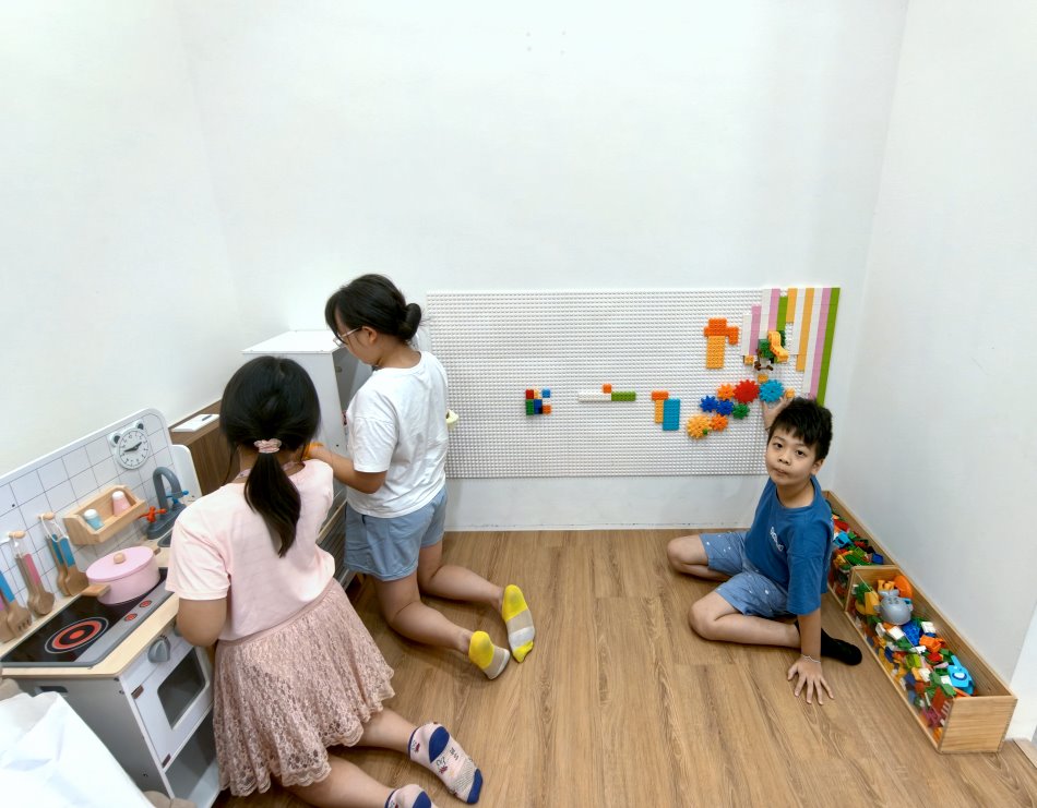 那裡附近 兒童遊戲區 木製廚房組與樂高積木牆