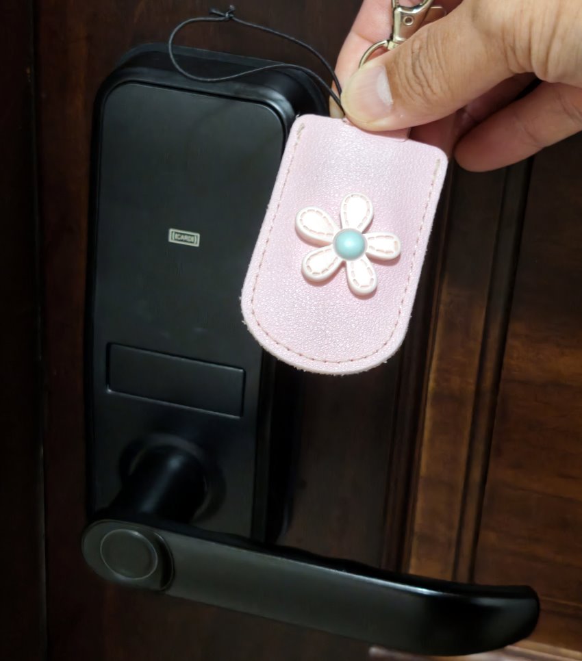 客房電子感應門鎖與粉嫩小花鑰匙套