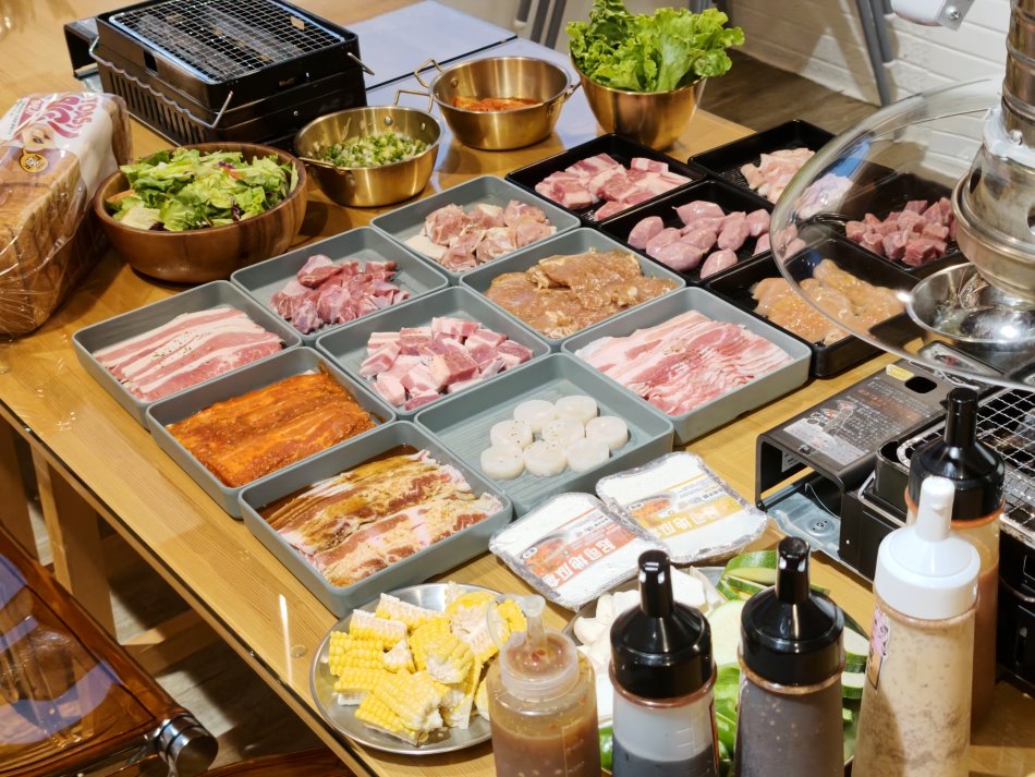 那裡附近 澎湃燒肉套餐 多款肉品海鮮與豐富配菜