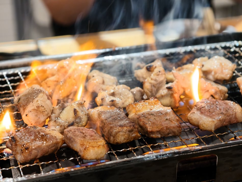 炭香四溢的現烤厚切豬肉與雞腿肉
