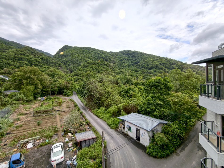 頂樓陽台遠眺翠綠山巒與蘭陽平原美景