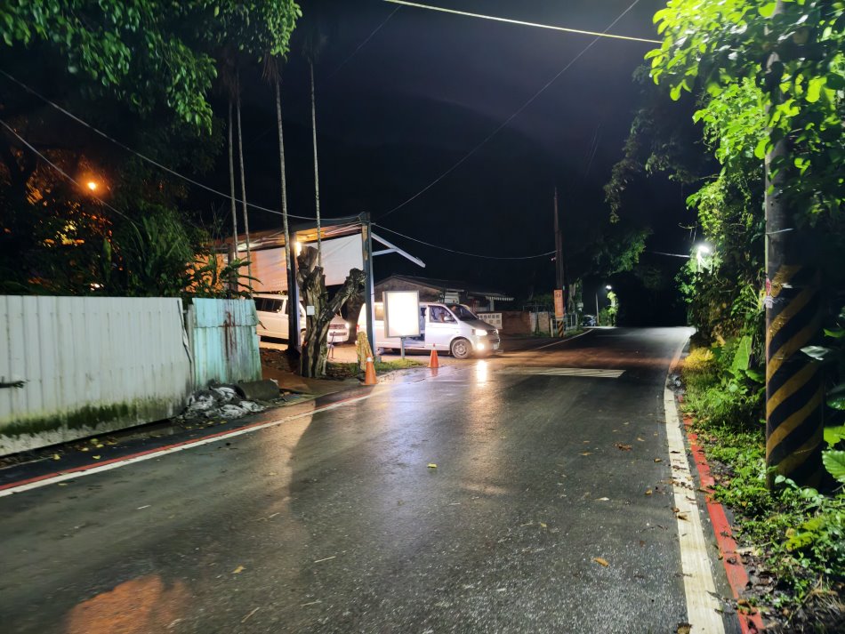 宜蘭礁溪白石腳路空ㄟ農場接駁車候車處與巷口雨景