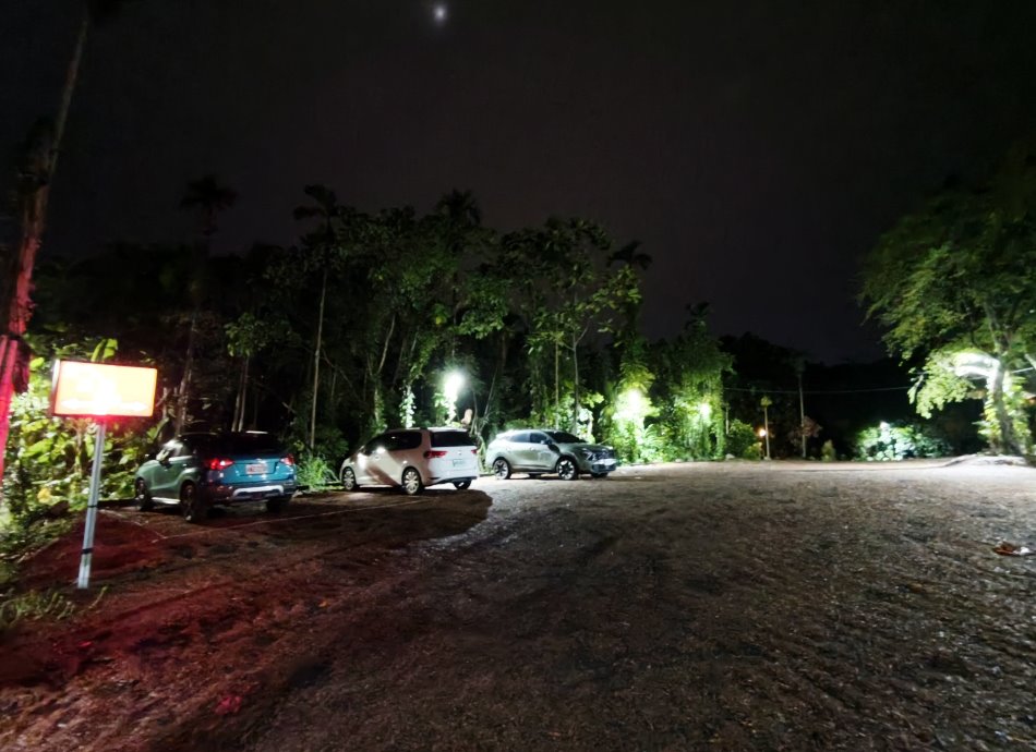 空ㄟ農場山下停車場明亮照明與碎石地坪