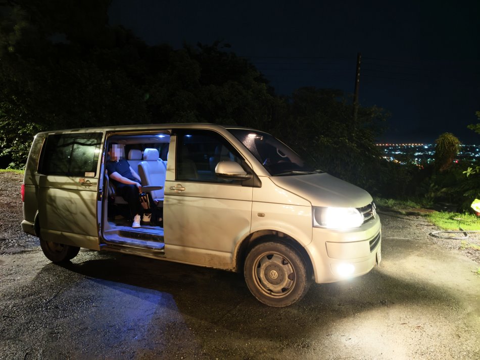 接駁車抵達空ㄟ農場山頂下車處與遠方夜景