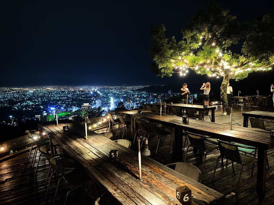 空ㄟ農場招牌發光大樹與蘭陽平原璀璨百萬夜景