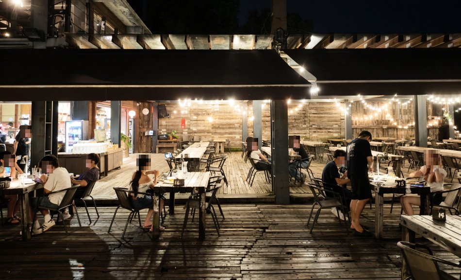 空ㄟ農場戶外半露天黑色遮雨棚與寬敞用餐空間