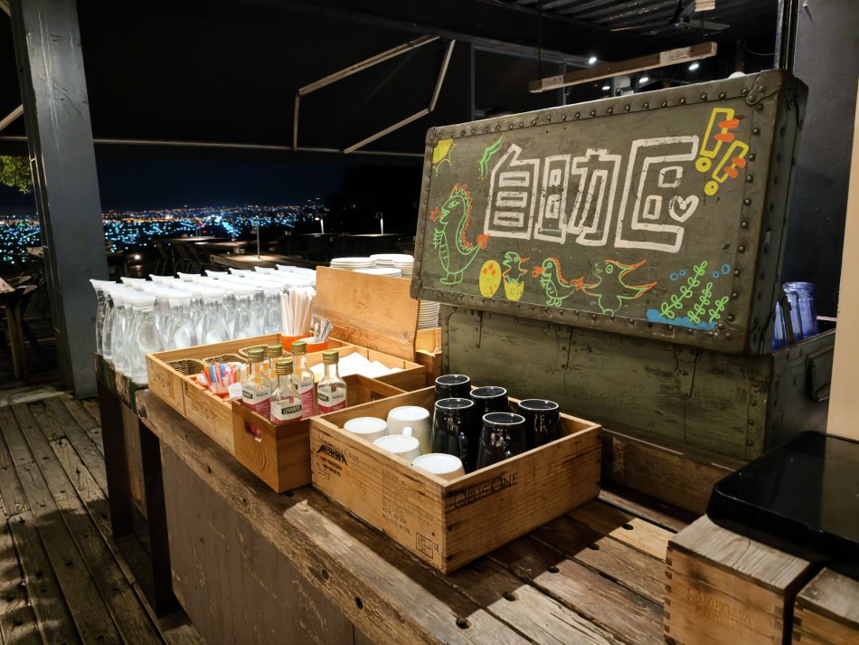 空ㄟ農場可愛恐龍彩繪軍箱自助區提供水杯餐具醬料