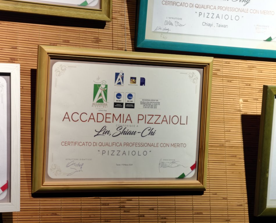 義大利 ACCADEMIA PIZZAIOLI 專業披薩師資格證書特寫