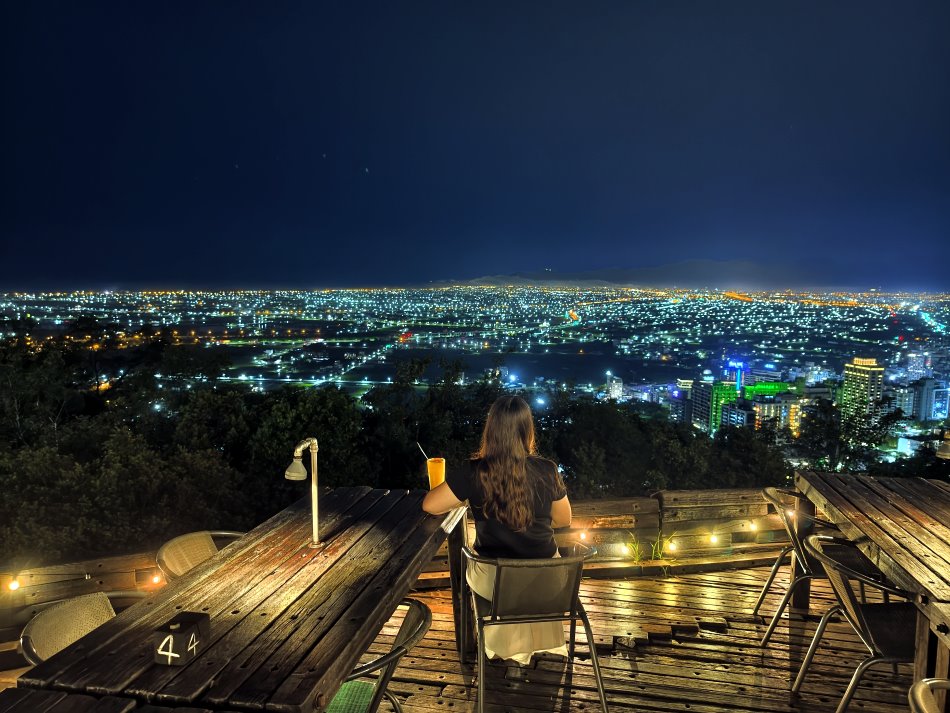 景觀第一排凝望璀璨蘭陽平原夜景的背影打卡構圖