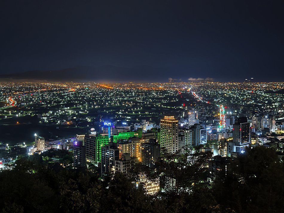 長焦特寫礁溪溫泉飯店建築群與街道車流光軌夜景