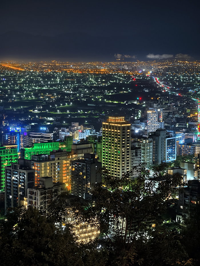垂直取景礁溪市區建築群一路延伸至平原地平線夜景