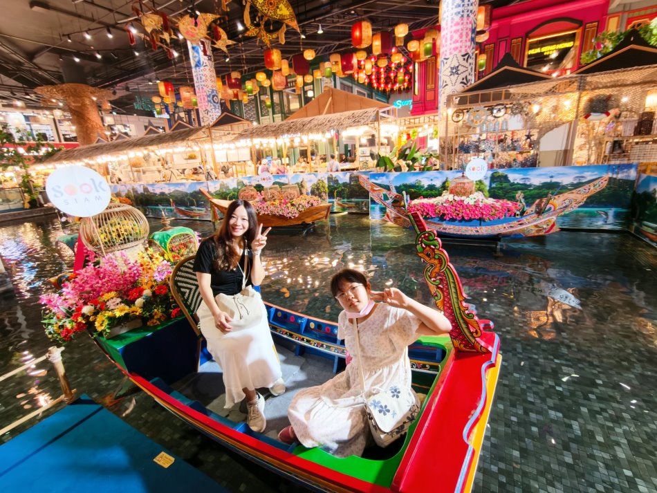 SOOKSIAM水上木船親子合影與周邊泰式集市攤位造景