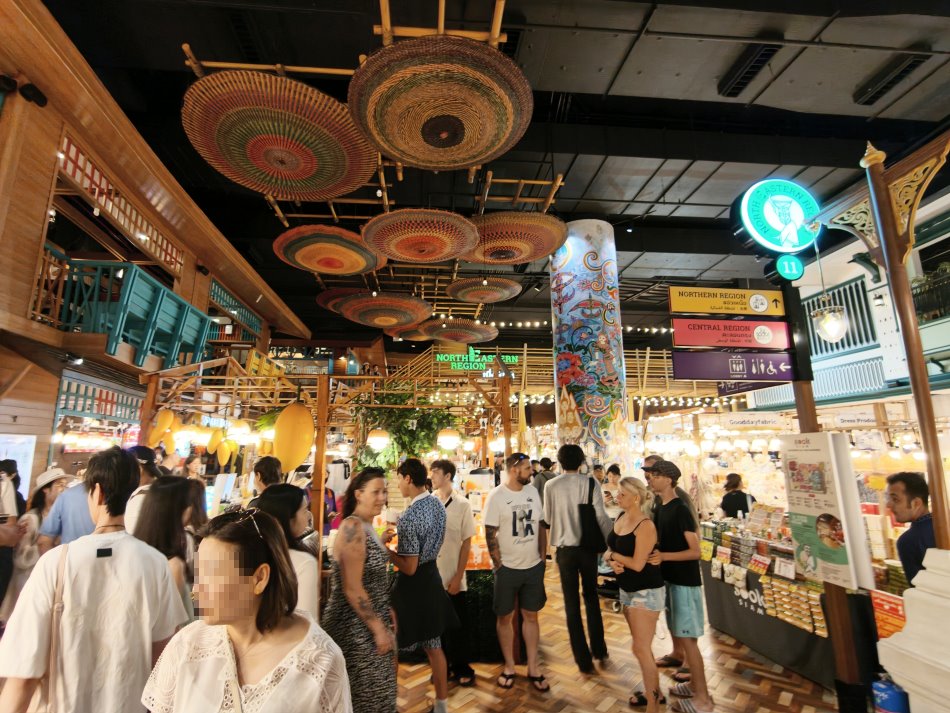 ICONSIAM水上市場尖峰時段走道擁擠人潮現況