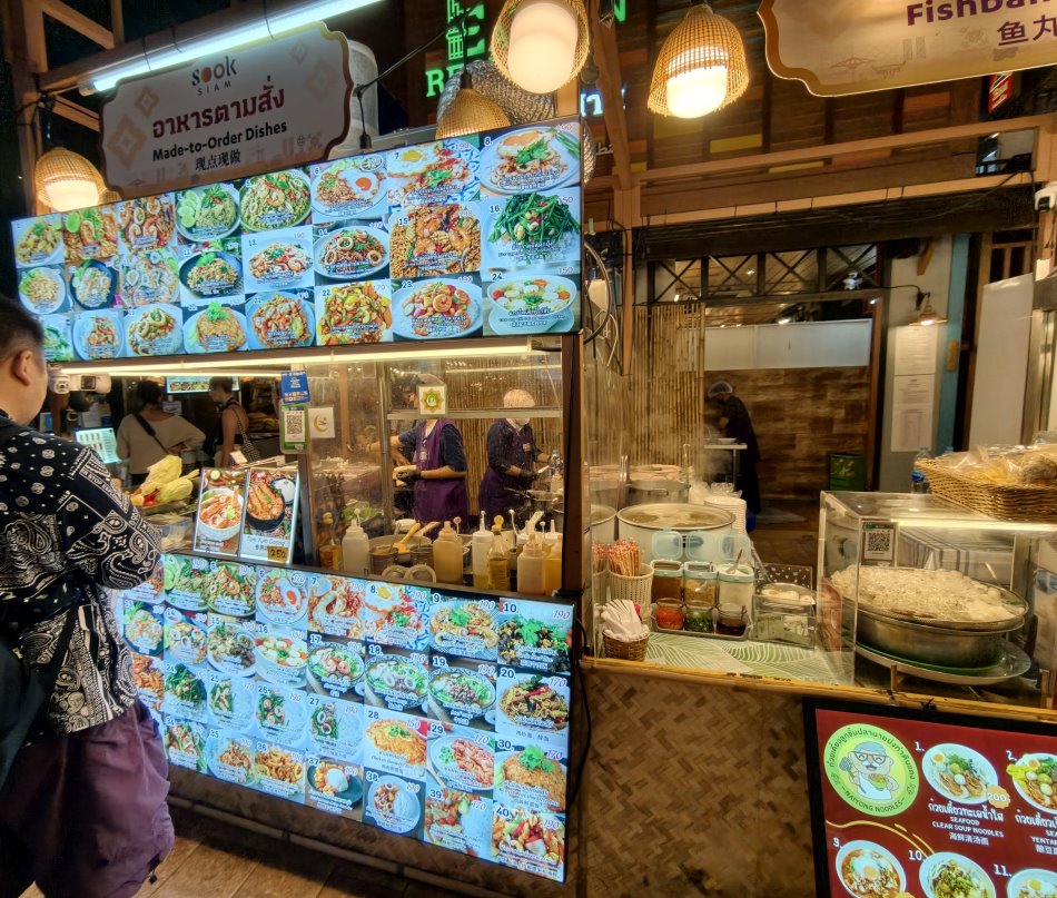 SOOKSIAM熱炒熟食現做攤位泰式河粉炒麵與打拋豬