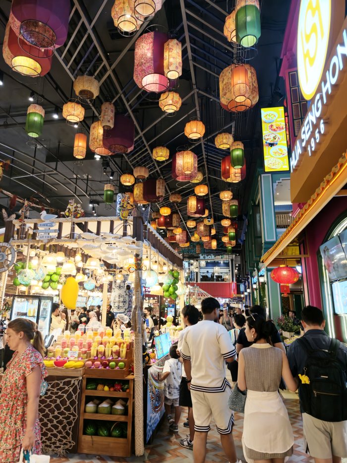 ICONSIAM室內水上市場頂端懸掛彩色泰式宮燈造景