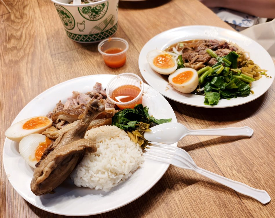 招牌泰式滷水鴨腿飯與滷豬腳麵搭配半熟溏心蛋