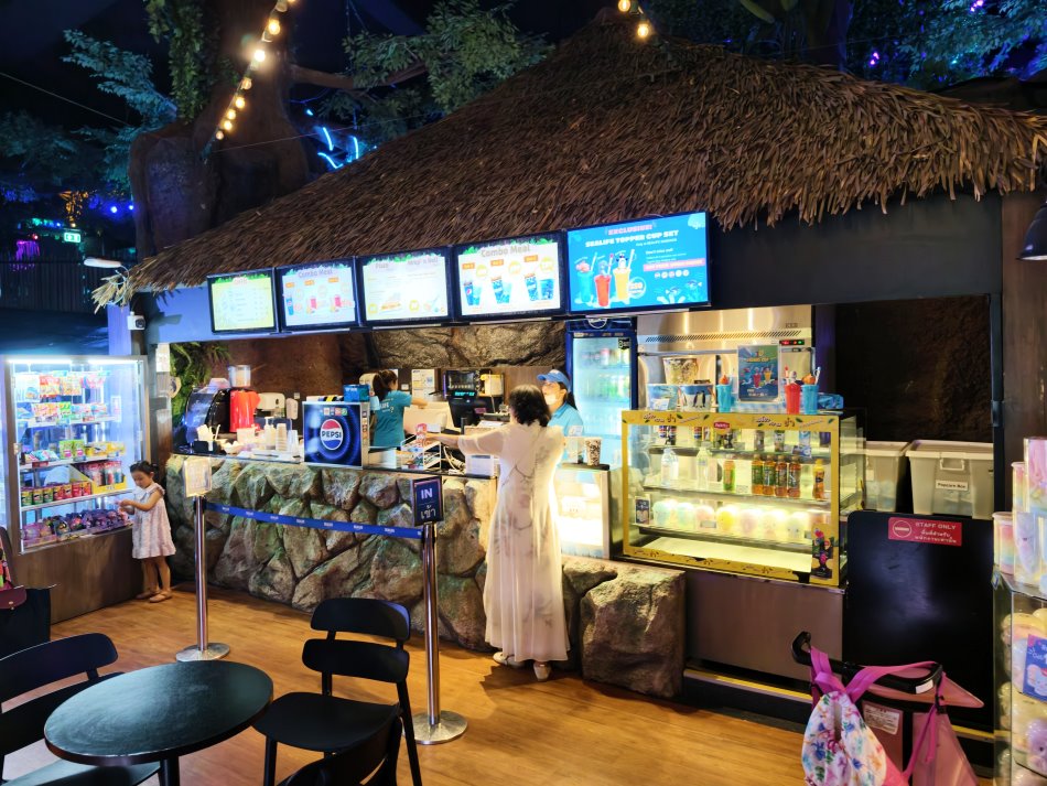 水族館中段的南洋茅草屋點心補給站販售特色飲料與爆米花小點心