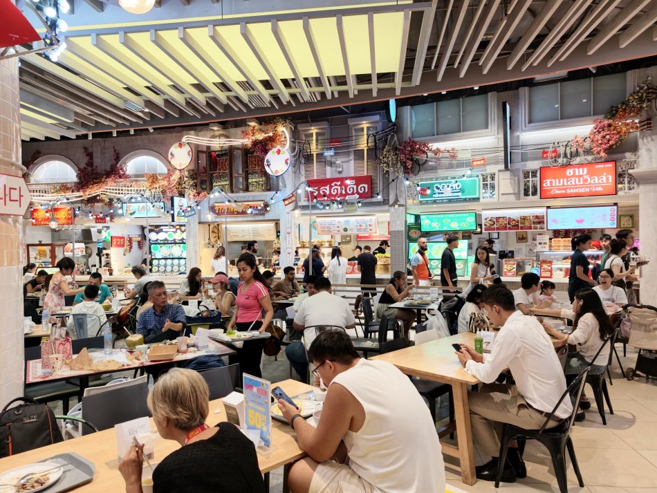 Gourmet Eats美食街寬敞明亮冷氣舒適的用餐座位區與各式泰式料理攤位