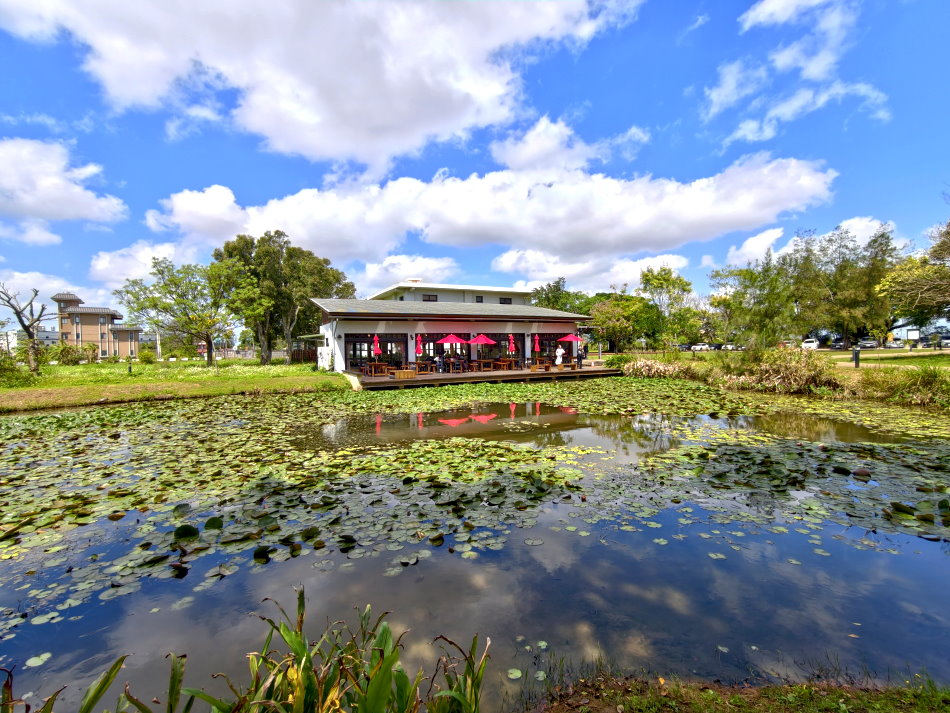 好客食堂戶外蓮花池與紅色遮陽傘水岸美景